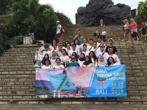 Siswa-Siswi serta para Guru Sedang Berada di Garuda Wisnu Kencana.