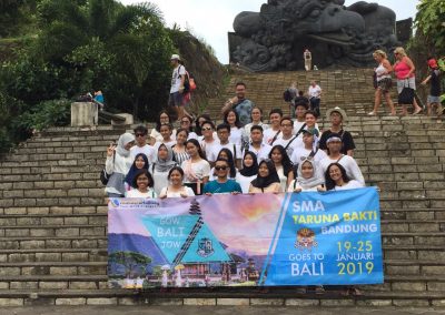 Siswa-Siswi serta para Guru Sedang Berada di Garuda Wisnu Kencana.