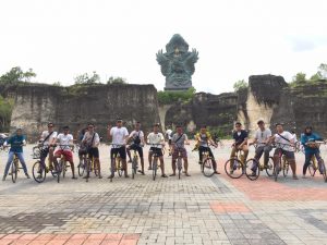 Siswa-Siswi serta para Guru Sedang Berada di Garuda Wisnu Kencana.