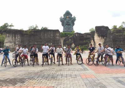 Siswa-Siswi serta para Guru Sedang Berada di Garuda Wisnu Kencana.