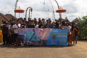 Siswa-Siswi serta para Guru Sedang Berada di Tanjung Benoa.