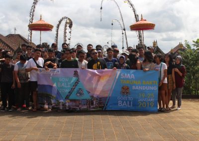 Siswa-Siswi serta para Guru Sedang Berada di Tanjung Benoa.