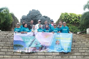 Siswa-Siswi serta para Guru Sedang Berada di Garuda Wisnu Kencana.