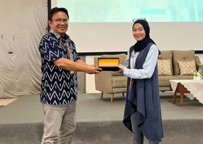 Penyerahan Plakat Oleh Wks. Sarpras