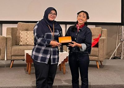 Penyerahan Plakat Oleh Wks. Kurikulum