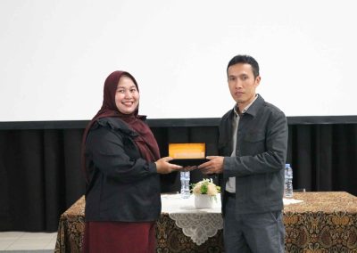 Penyerahan Pelakat dari TB kepada YVDP Bontang