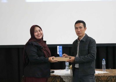 Penyerahan Pelakat dari SMA YVDP Bontang ke SMA TB