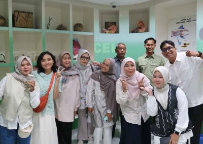 Foto Bersama Guru SMA YVDP Bontang di Lab Biologi