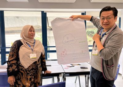 Kepala SMA TB melihat Penjelasan Materi IBDP